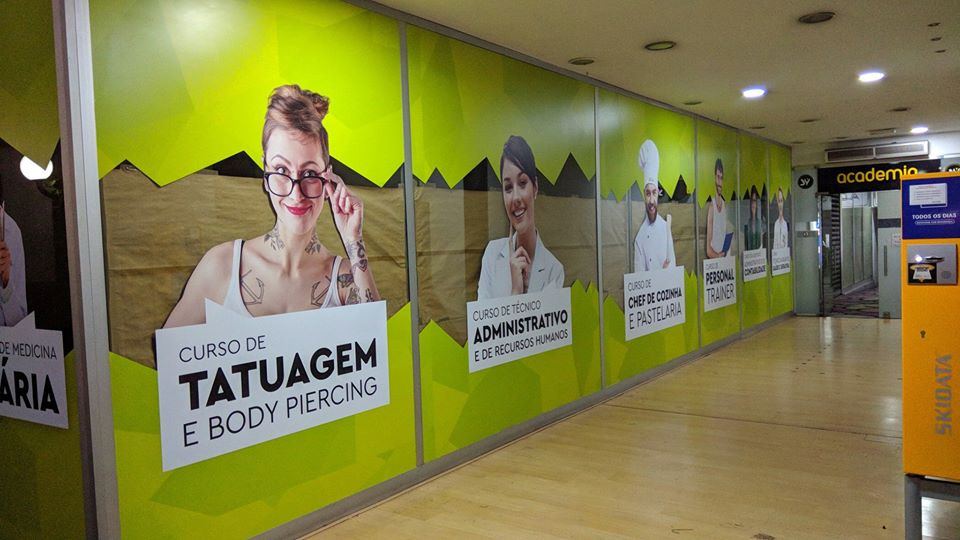 Vinil decorativo para montra comercial - Faz Impressão
