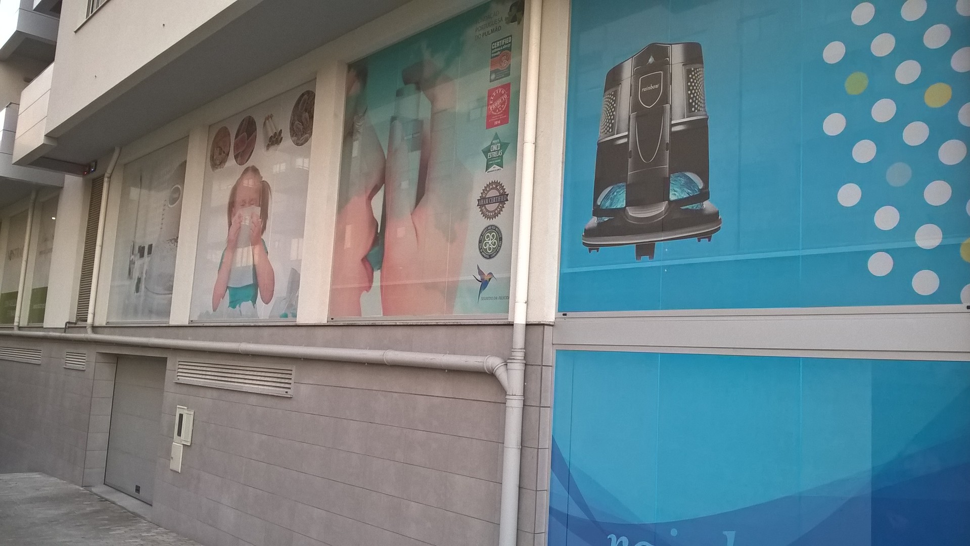 Montra colorida rainbow - Decoração de montras Braga