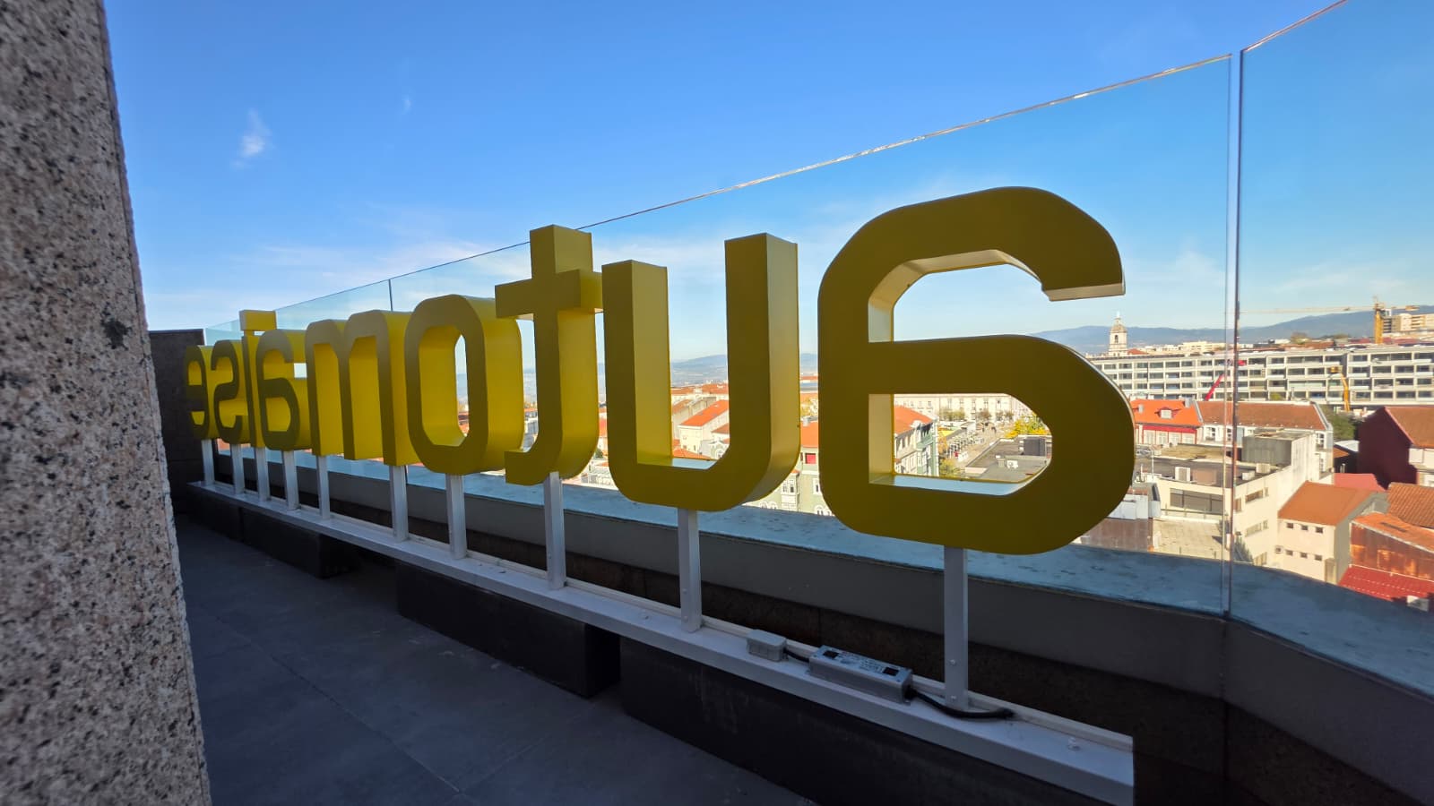 Letras 3D douradas Automaiss - Sinalética Braga