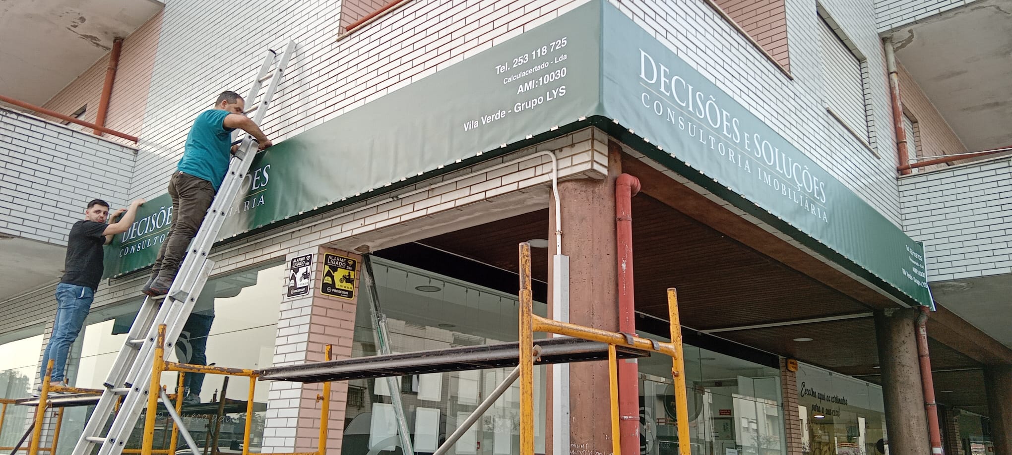 Instalação reclame Decisões e Soluções - Luminosos Braga