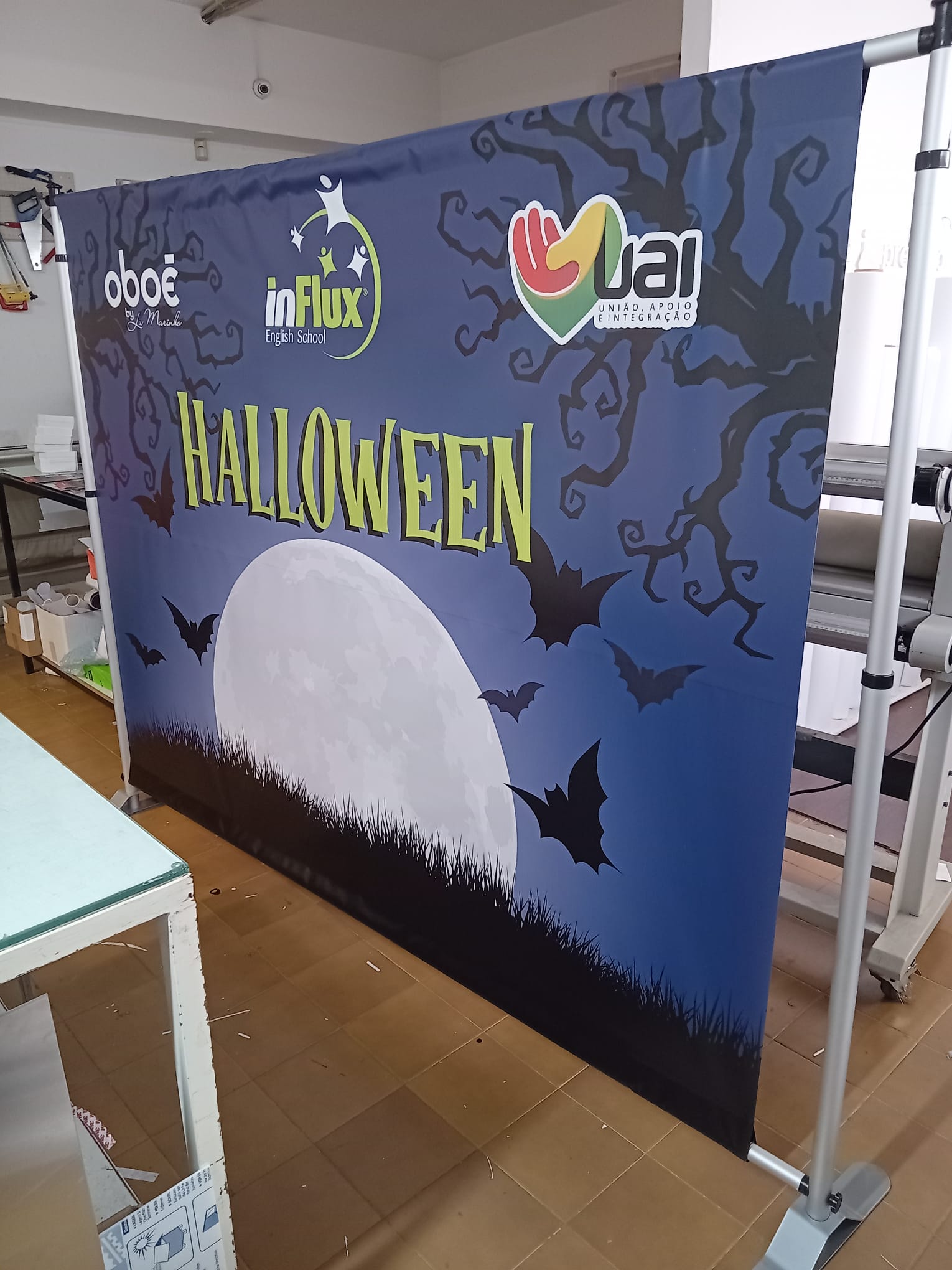 Backdrop Halloween com patrocinadores - Displays Braga