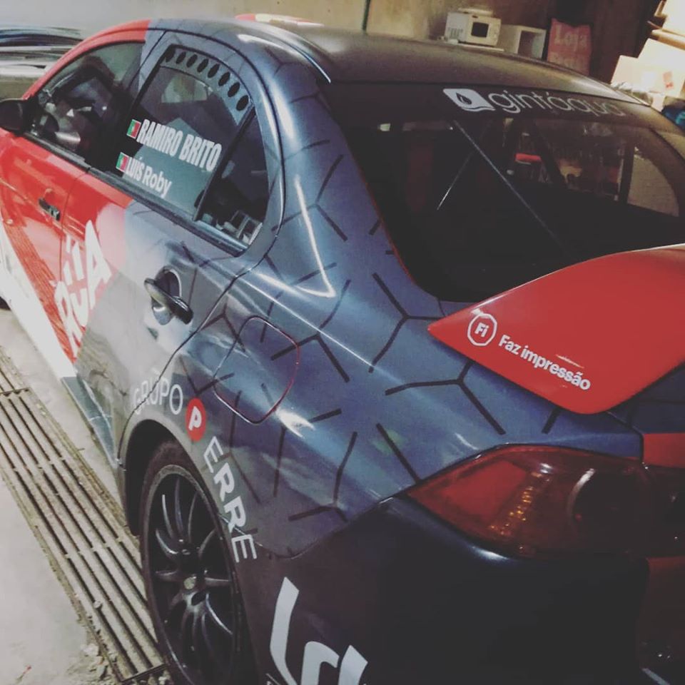 Decoração carro de rally com patrocinadores - Vinil Braga